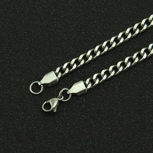 Dettaglio della catena cubana argento 5mm con chiusura a moschettone su fondo nero opaco