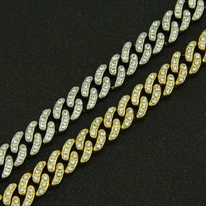 Détail macro de bracelets à maillons cubains dorés et argentés avec sertissage pavé