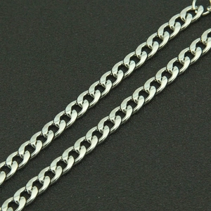 Detailansicht der silbernen Panzerkette mit polierter Metalloberfläche und glatter Textur