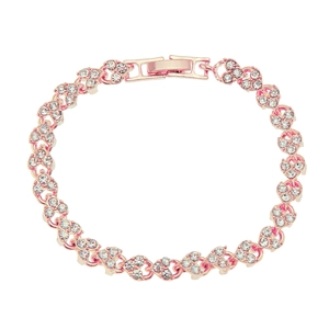 Détail de maillons cœur en or rose avec cristaux pavés et fermoir pliable en métal