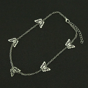 Detail einer silbernen Schmetterlingskette mit verstellbarem Karabinerverschluss und Kette