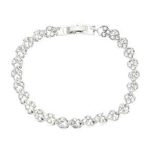 Détail des maillons en forme de cœur sertis de zircons brillants sur bracelet argenté