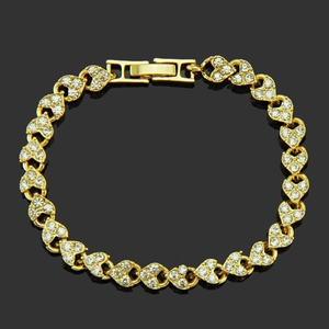 Bracelet luxueux à maillons cœurs dorés avec strass étincelants sur un fond noir élégant