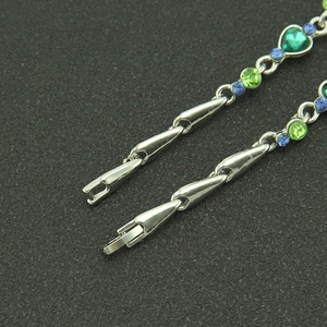 Détail du fermoir du bracelet en argent avec pierre de cœur verte et gemmes