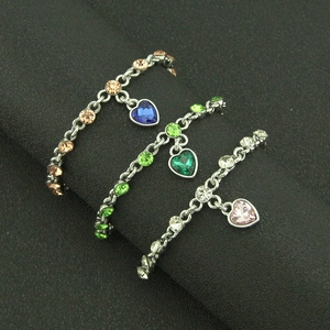 Set di tre braccialetti di strass con pendenti in cristallo a forma di cuore