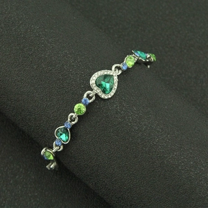 Bracelet argenté avec cristal cœur émeraude et strass multicolores sur présentoir