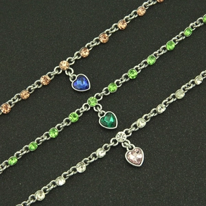 Set di tre braccialetti a cuore con strass colorati su catena in metallo argentato