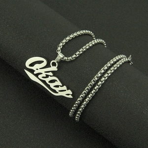 Collana con pendente Okay in argento e acciaio inossidabile con catena a sfere su nero