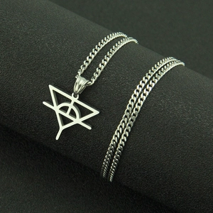 Collana minimalista in acciaio inossidabile con pendente geometrico su base nera