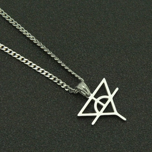 Collana in acciaio al titanio con ciondolo a triangolo geometrico e catena cubana