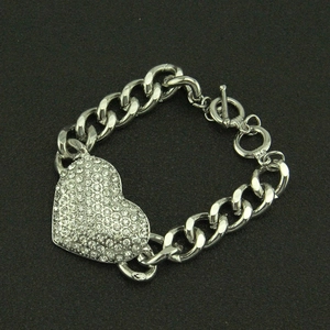 Bracelet chaîne argent hip-hop avec pendentif cœur serti et fermoir à bascule