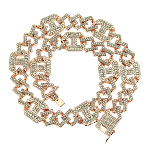 Collier maille cubaine or rose glacé avec maillons géométriques sertis de diamants