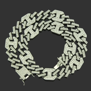 Détail du collier cubain à maillons H en argent avec cristaux brillants sur fond noir