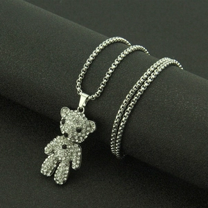 Collier pendentif ours en peluche avec strass en cristal sur une chaîne boîte