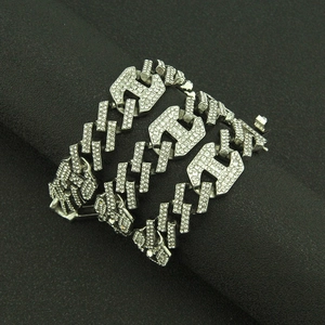 Collar de cadena cubana plateada de hip hop con brillantes diamantes de imitación y enlaces H
