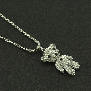 Collier avec pendentif ours en cristal scintillant et chaîne vénitienne argentée chic