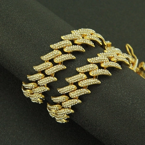 Chaîne cubaine hip-hop dorée avec triple rangée de diamants et design de rhombe à épines