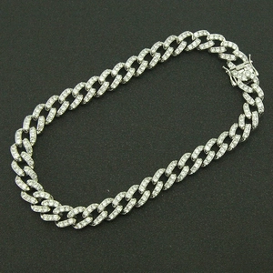 Détail de la chaîne cubaine argentée 13mm sertie de zircons avec fermoir de sécurité
