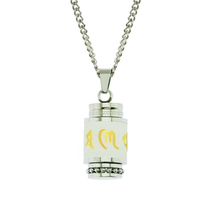 Détail du pendentif cylindrique en acier avec gravure dorée du mantra bouddhiste