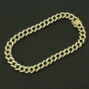 Vue détaillée de la chaîne cubaine 13mm avec zircons micro-pave et fermoir de sécurité fiable