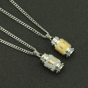 Détails de pendentifs cylindriques or et argent avec gravure du mantra à six syllabes