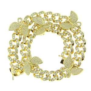 Détail du collier chaîne cubaine dorée avec pendentifs papillons et zircons micro-pavage