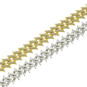 Détail de la chaîne à ailes dorée de 20mm et du collier cubain à pointes argentées