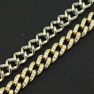 Gros plan sur les chaînes cubaines de 13mm en argent poli et or avec oxydes de zirconium