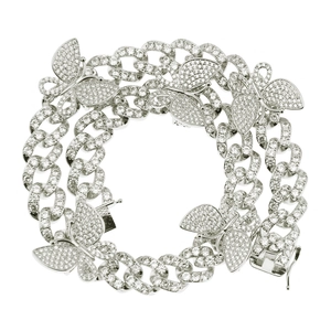 Détails du collier à maillons cubains avec cinq pendentifs papillon sertis de zircons