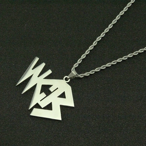 Dettaglio del ciondolo in acciaio al titanio argento con design geometrico e catena a fune