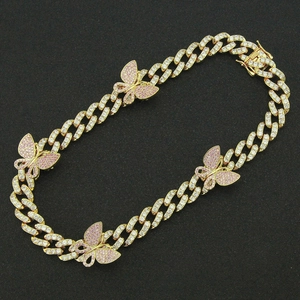 Détail de la chaîne cubaine dorée avec papillons en zircone rose et fermoir de sécurité