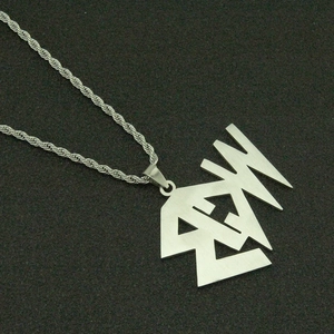 Vista macro dettagliata del ciondolo con logo AEW argento e catena a maglia ritorta