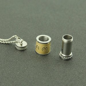 Collier pendentif Mantra Six Mots avec cylindre doré rotatif et chaîne argentée