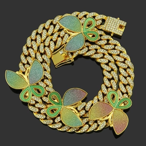 Chaîne cubaine dorée glacée avec pendentifs papillons scintillants multicolores