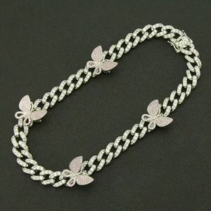 Détail du collier chaîne cubaine hip-hop avec papillons en zircon rose sur fond noir
