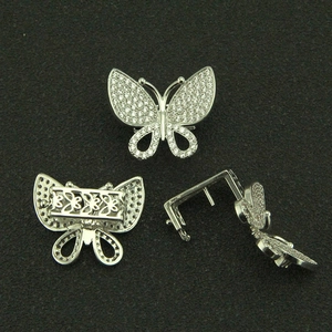 Vue détaillée du fermoir papillon plaqué argent avec des zircons blancs brillants