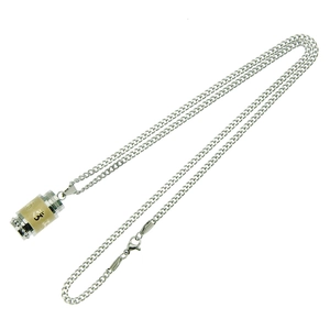 Collier avec pendentif cylindre en acier inoxydable poli avec mantra bouddhiste et accents dorés
