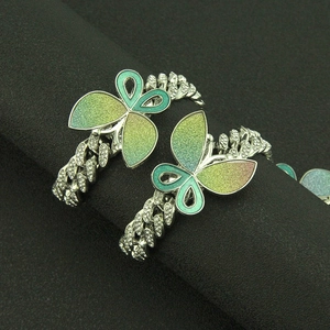 Collier cubain papillon scintillant avec dégradé vert et strass blancs brillants