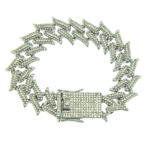 Vue détaillée du bracelet hip hop argenté avec maillons en flammes et strass brillants