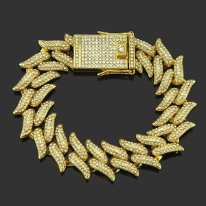 Bracelet hip hop doré glacé avec maillons en épines et cristaux scintillants