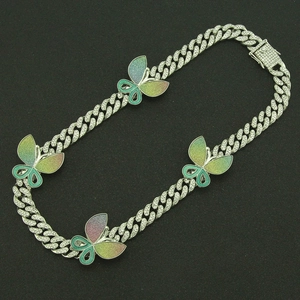 Détail du collier chaîne cubaine avec papillons dégradés pailletés et cristaux