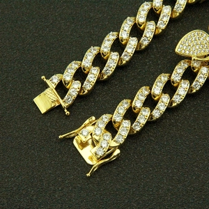 Détail du fermoir de chaîne cubaine serti de zircons blancs et placage en or