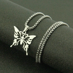 Collier avec pendentif papillon en acier inoxydable poli et motif flamme ajouré sur chaîne