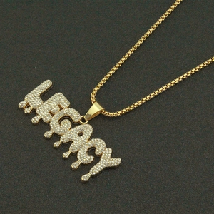 Collier hip hop plaqué or avec pendentif LEGACY givré sur fond noir texturé