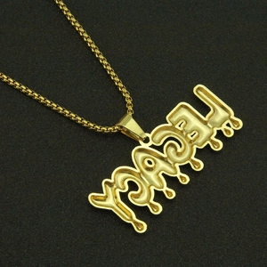 Détail du pendentif lettre YAEL avec effet goutte dorée sur une chaîne maille vénitienne