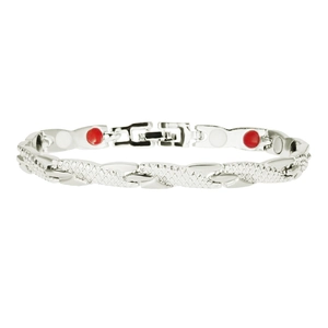 Détail du bracelet argenté à motif dragon avec inserts magnétiques rouges et fermoir