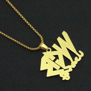 Detalle de collar hip hop dorado con colgante de letra grande en metal cepillado