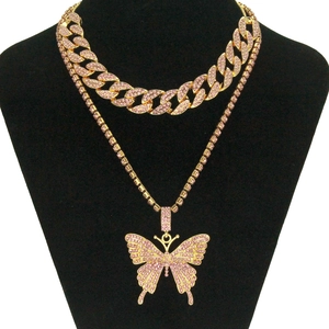 Ensemble collier cubain doré avec pendentif papillon strass rose sur support velours