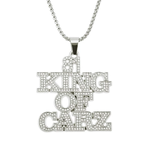 Primer plano del colgante hip hop 81 King of Carz con circonitas cúbicas plateadas