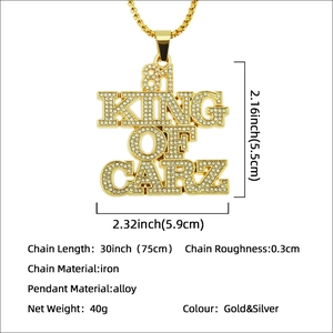 Collar de hip hop dorado con colgante King of Carz 81 y brillantes de imitación